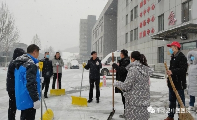 威尼斯5139手机版干部职工扫雪铲冰确保群众“医”路畅通